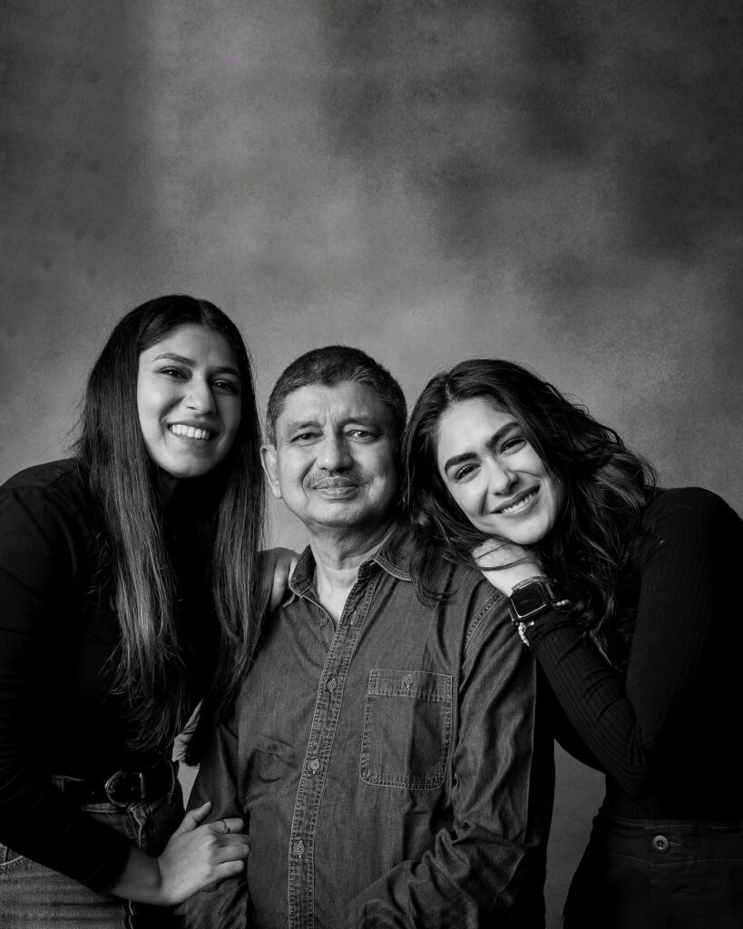 Mrunal thakur in black dress with her sister and father