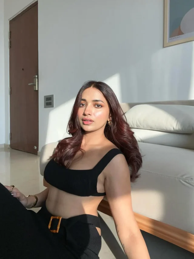 Jiya Shankar sunkissed beauty