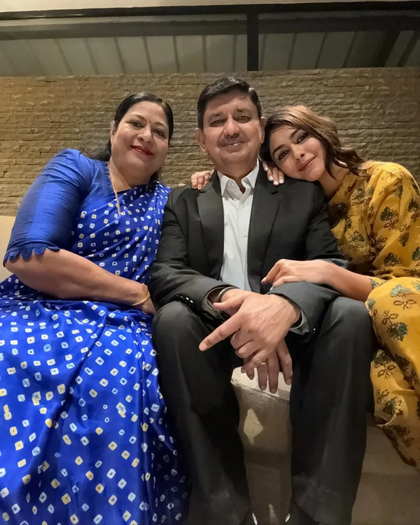 Mrunal thakur beautiful family picture 