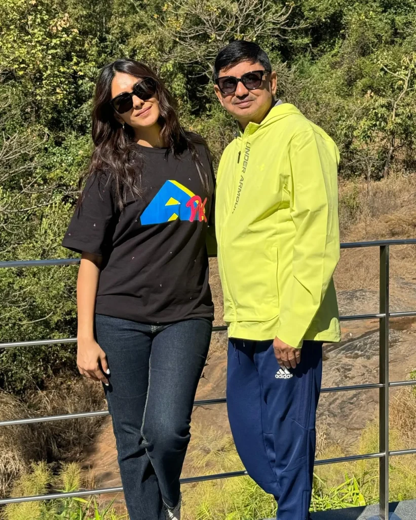 Mrunal thakur stylish pic with father